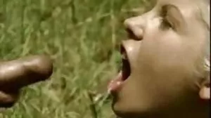 ப்ளாண்ட் MILF புதிய இறைச்சிக்காக வெளியிடப்பட்டது