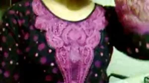 இந்த பூனைக்குட்டிகள் தங்கள் நாக்குடன் விளையாட விரும்புகின்றன