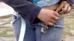 தோல் உடையணிந்த டாங் விஸ்பரர் நாய் ஸ்டைல்