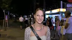 Blonde MILF Magnifique குளத்தில் சிறந்த உடலைக் காட்டுகிறது