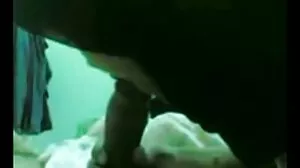 அழகான நிக்கோல் அனிஸ்டன் வெயிலில் குதிக்கிறார்