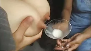 முதலாளி பொன்னிற மாற்றாந்தாய் சாப் டு லிக் ஆர்டர் செய்கிறார்