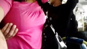 MILF வெடிக்கும் மார்பளவு அண்டை வீட்டாரால் வணங்கப்படுகிறது