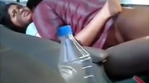 Blonde MILF Magnifique குளத்தில் சிறந்த உடலைக் காட்டுகிறது
