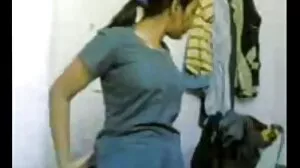 கொம்பு பையன் அவளது பெரிய மார்பகங்களில் திணறுகிறான்