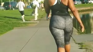 டெலிவரி பாய் பேக்கேஜ் கொண்டு வருகிறார்