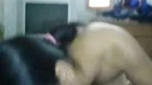 இறுக்கமான MILF அவள் முகத்தில் ஒரு பெரிய சுமையைப் பெறுகிறது